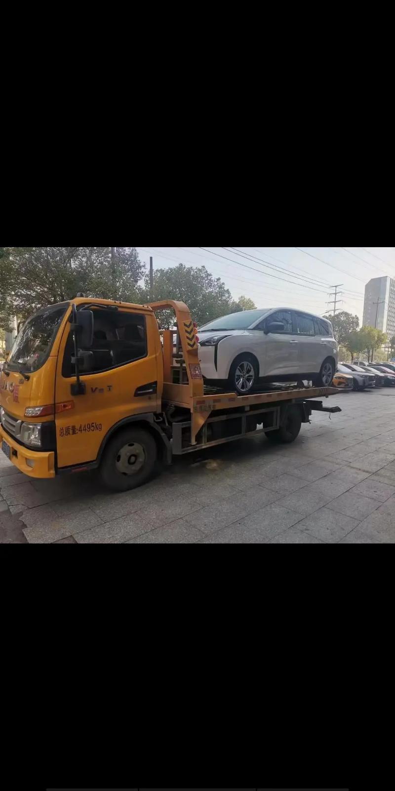 附近拖车联系电话,车陷泥里了拖车多少钱