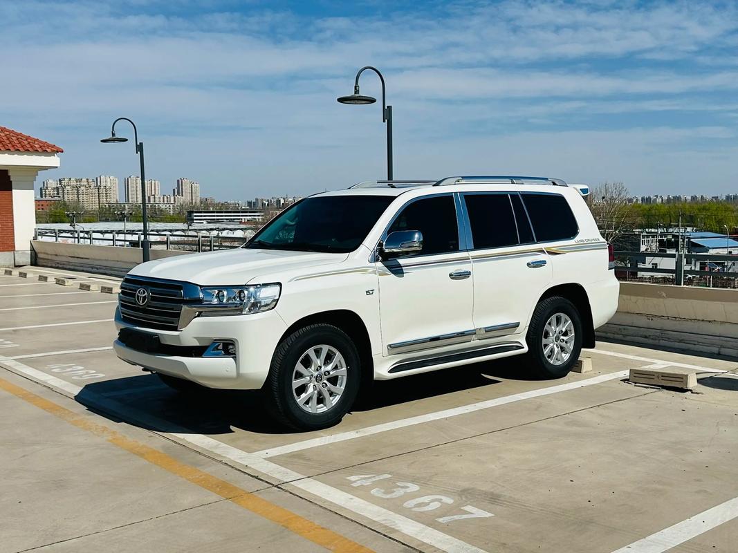 日产陆地巡洋舰多少钱(日产陆地巡洋舰图片)